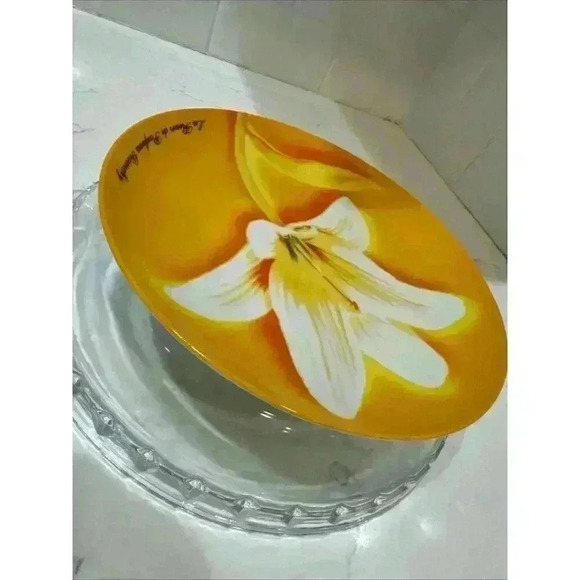 Givenchy Parfums Collector Plate Yellow & White Lily Flower 8 1/2" Across Floral - Picture 5 of 10